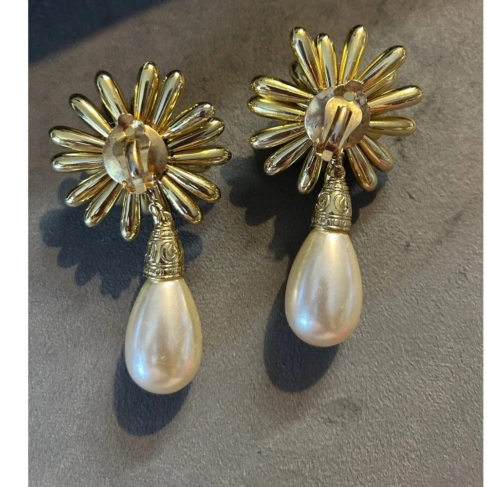 Vintage Gold Tone Floral Sunburst Faux Pearl Teardrop Dangle Clip On Earrings